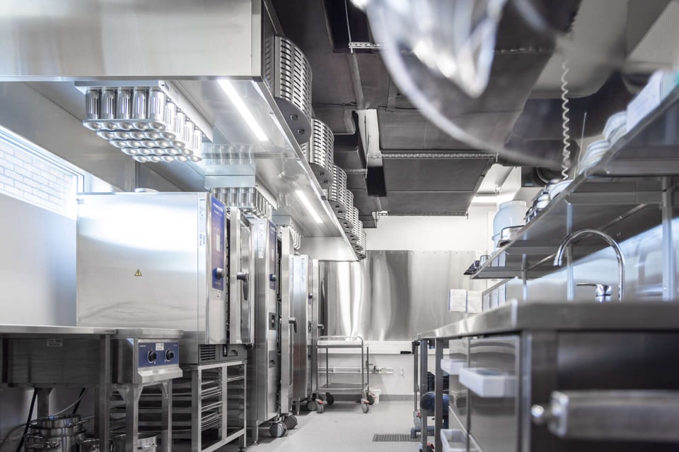 Een net aangeklede professionele keuken in een modulair gebouw