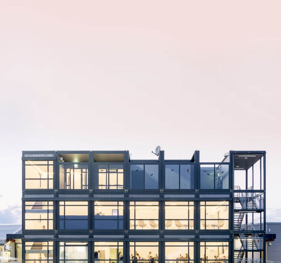 Groot modulair kantoorgebouw van Adapteo met grote raampartijen