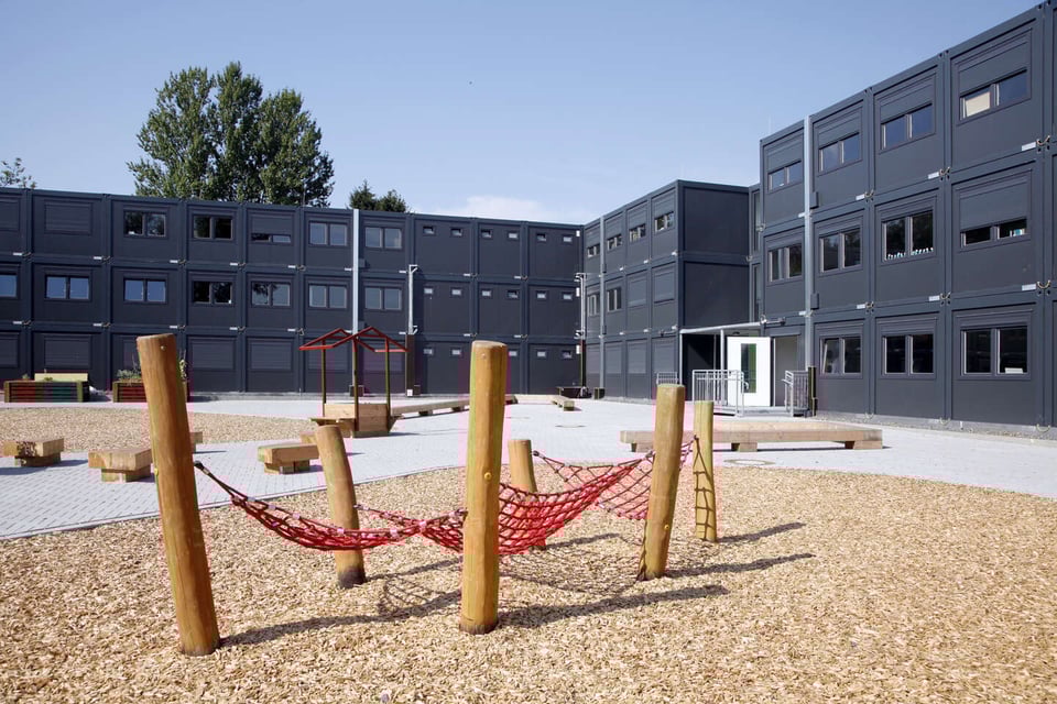 Modulair schoolgebouw van Adapteo van drie verdiepingen