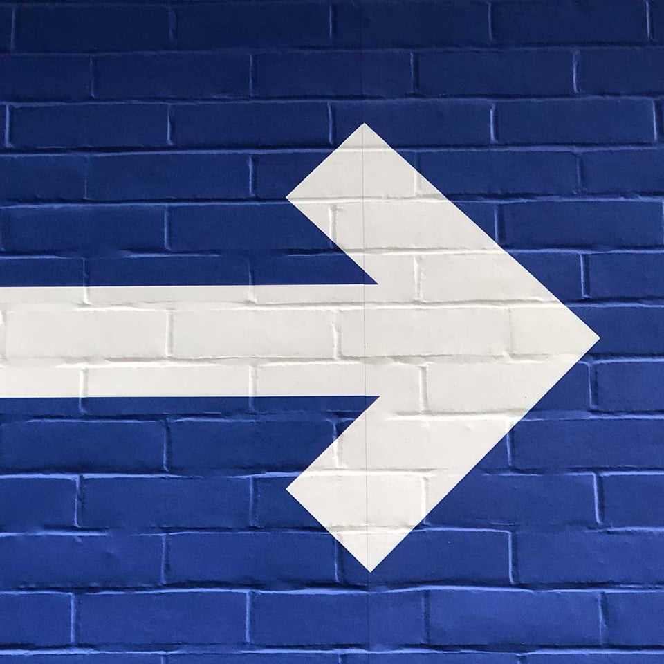 Pijl op een muur geschilderd