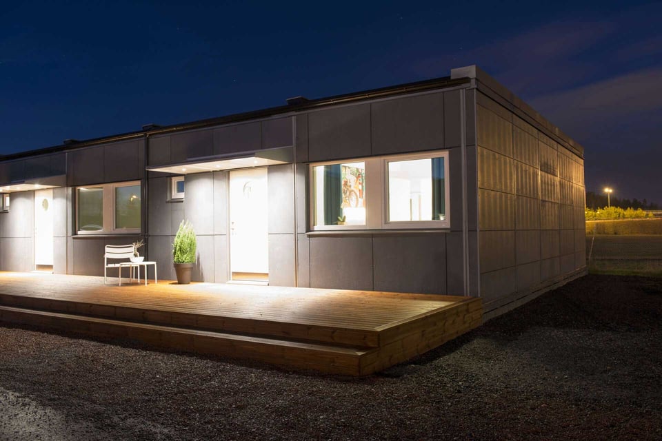 Exterieur van een moderne modulaire woning met terras