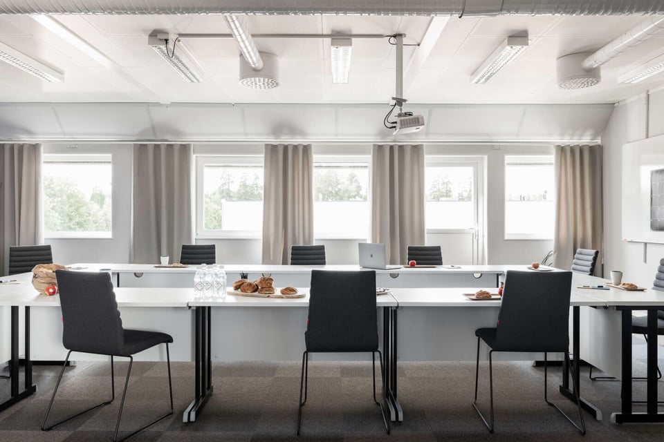 Ingerichte meetingroom met kantoorinventaris in een modulair gebouw van Adapteo