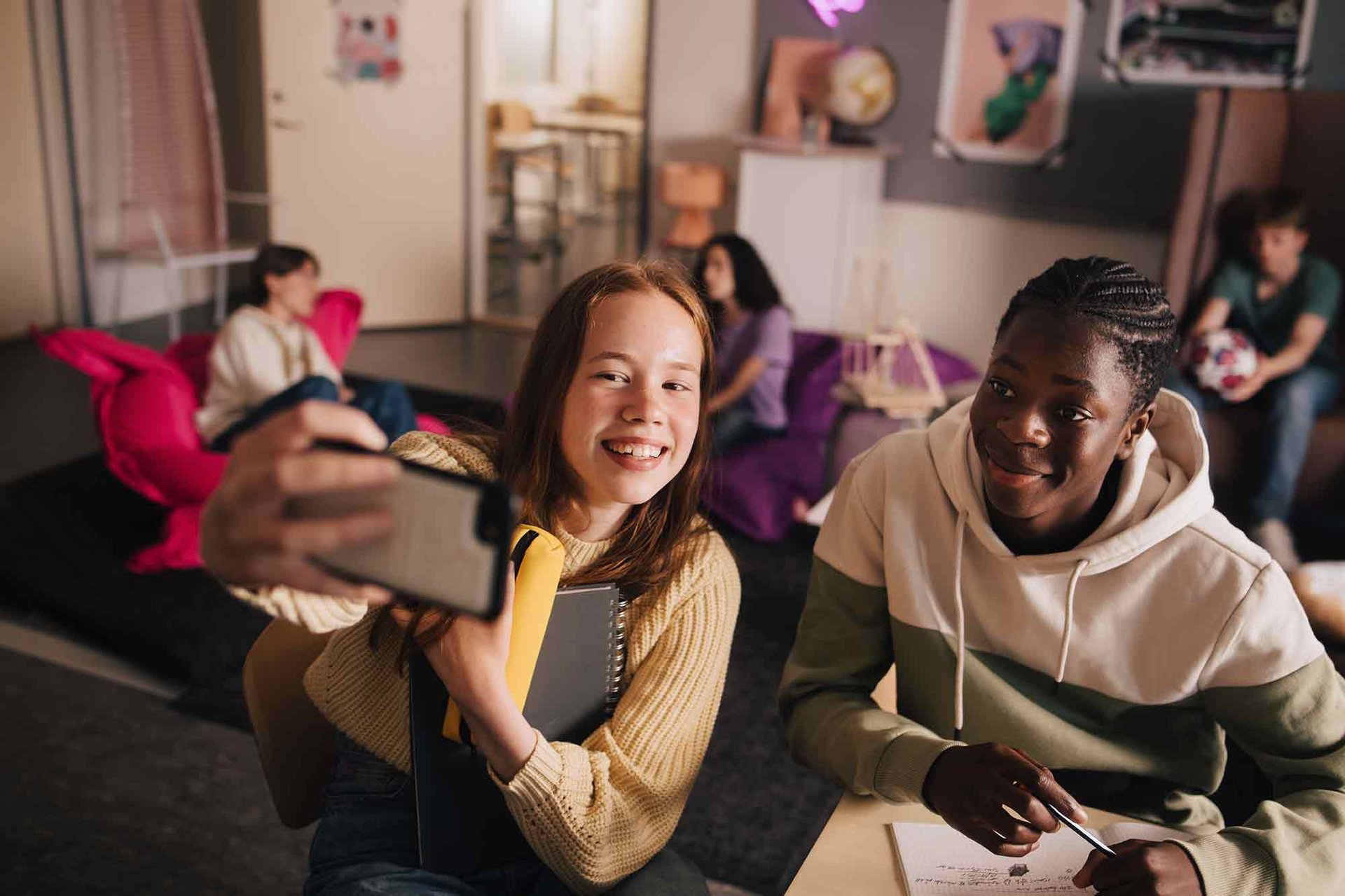 Lachende kinderen maken een selfie in een modulair schoolgebouw van Adapteo