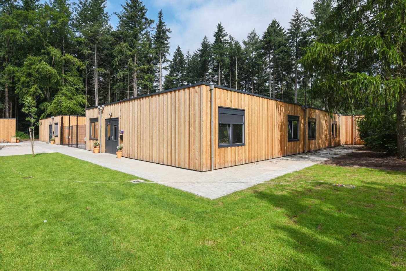 modulair gebouw met houten gevel van Adapteo