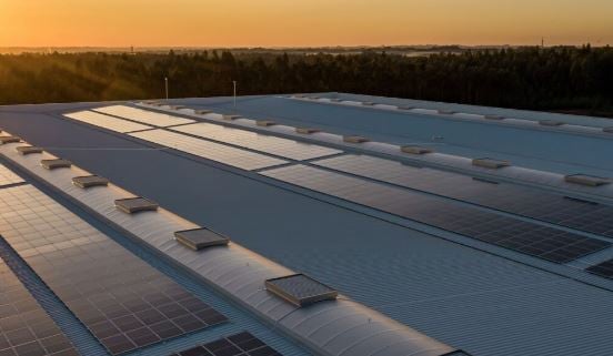 zonnepanelen op het dak van een gebouw